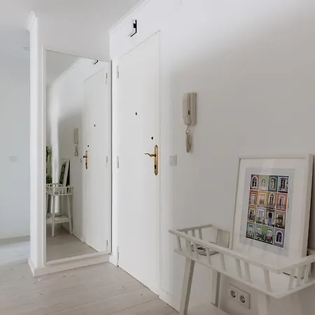 Light-filled, Fully Renovated Near Belem, By Timecooler Лиссабон