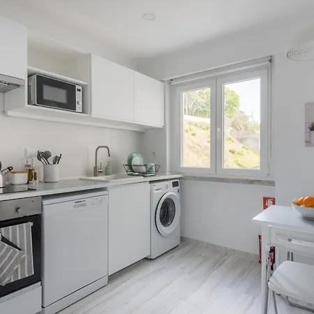 Light-filled, Fully Renovated Near Belem, By Timecooler