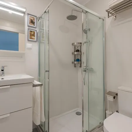 Light-filled, Fully Renovated Near Belem, By Timecooler