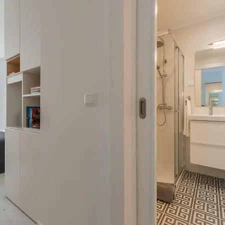 Light-filled, Fully Renovated Near Belem, By Timecooler