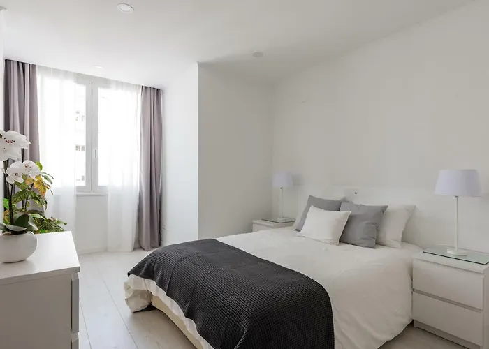 Light-filled, Fully Renovated Near Belem, By Timecooler
