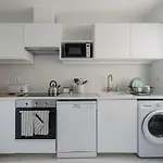 아파트 Light-filled, Fully Renovated Near Belem, By Timecooler 리스본