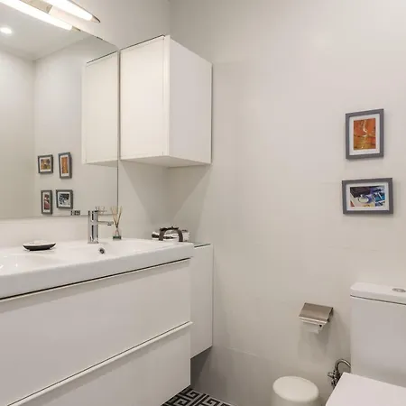 Light-filled, Fully Renovated Near Belém, By Timecooler