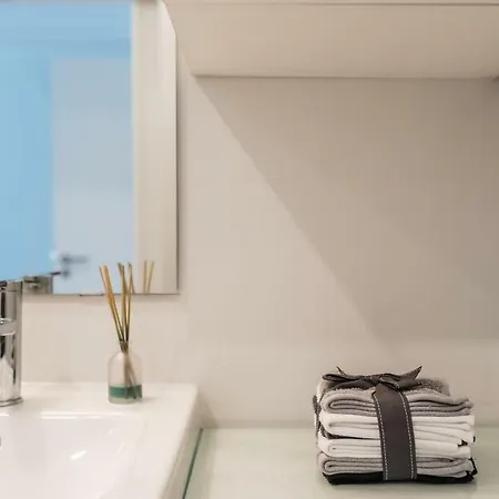 Light-filled, Fully Renovated Near Belem, By Timecooler Apartment *