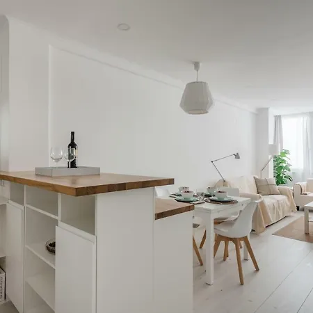 Light-filled, Fully Renovated Near Belém, By Timecooler