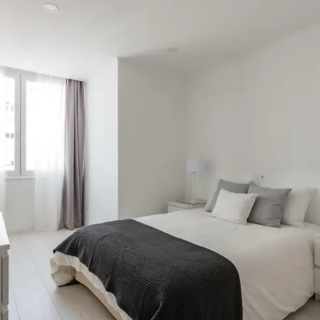 Light-filled, Fully Renovated Near Belem, By Timecooler