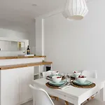 Апартаменты Light-filled, Fully Renovated Near Belem, By Timecooler Лиссабон